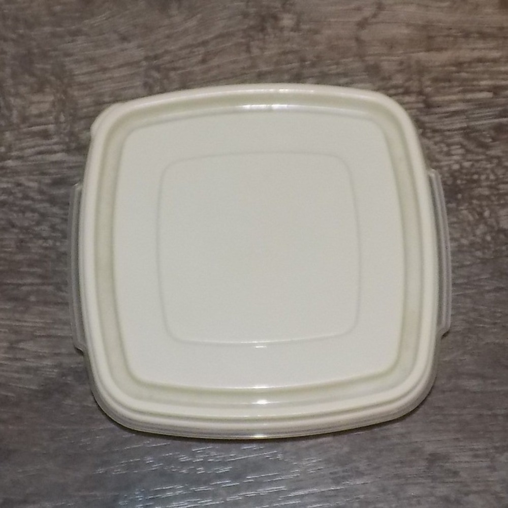 Rubbermaid Servin Saver Sandwich Keeper 1PT Almond NEW Vintage Container